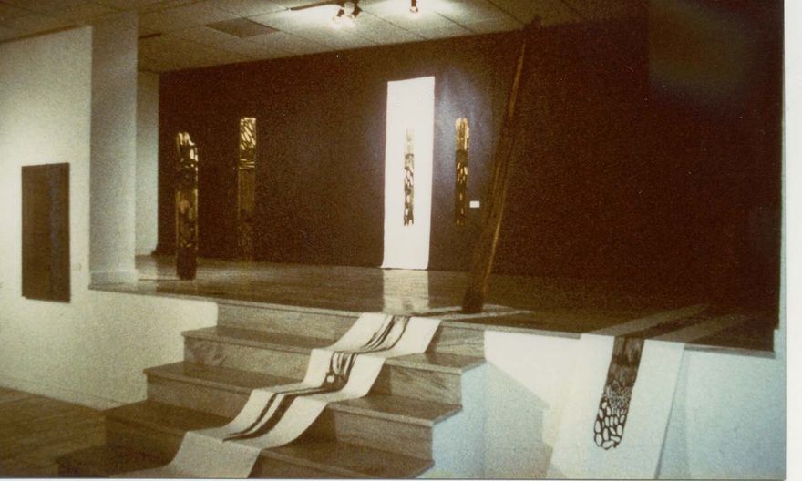 Piero ROCA. Dialoghi muti. e nascita del maschile e del femminile. 1987. Installazioni Legno e tela. Museo di Granada, Spagna.